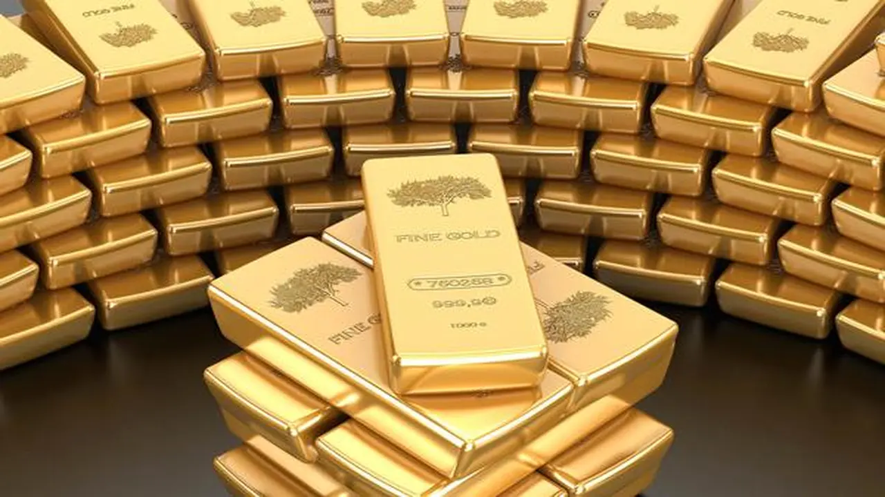 تراجع الدولار يدفع أسعار الذهب للتعافي من أدنى مستوياتها في شهر كامل